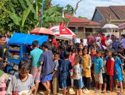 Bagikan Bakso dan Siomay Gratis, Penyerahan Undian Beli Motor Dapat Motor di Way Kanan Menyita Perhatian Warga Sekitar