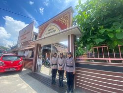 Hadirkan Rasa Aman Saat Ibadah, Jemaah Sholat Jumat Jadi Tenang Dijaga Polwan Polresta Bandar Lampung