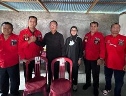 Mingrum Gumay dan Farah Nuriza Berikan Bantuan Perlengkapan Kursi Dan Buah Segar