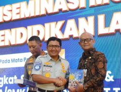 Jasa Raharja dan Korlantas Polri Serahkan Buku Pendidikan Lalu Lintas Kepada Tenaga Pengajar di Jawa Timur