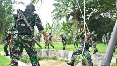 Asah Ketangkasan Prajurit Batalyon Infanteri 7 Marinir Laksanakan Halang Rintang Dalam Rangka LPD TW I