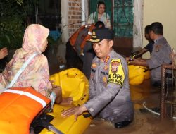 Kapolresta Bandar Lampung Beserta Jajaran Bergerak Cepat Bantu Evakuasi Warga di Sejumlah Lokasi