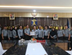 Tingkatkan Motivasi Kerja Pegawai, Kakanwil Sorta Beri Piagam Penghargaan Kepada Pegawai Teladan