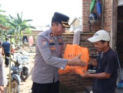 Polresta Bandar Lampung Bagikan Ratusan Paket Sembako Bagi Warga Terdampak Banjir di Bandar Lampung