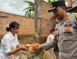 Kapolresta Bandar Lampung Turun Langsung Tinjau dan Bagikan Makanan di Lokasi Banjir