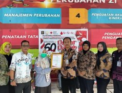 Kalapas Kelas IIB Muara Enim Terima Penghargaan Dari PMI Kabupaten Muara Enim