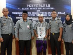 Kalapas Kelas I Bandar Lampung Serahkan Remisi Khusus Hari Raya Nyepi Kepada Satu WBP Yang Beragama Hindu