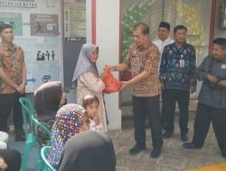 Kalapas Kelas IIA Metro Bagikan Paket Sembako Kepada Masyarakat, Kalapas: Jumat Berkah