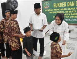 Danrem 043/Gatam Bersama Ketua Persit Kartika Chandra Kirana Koorcab Rem 043 PD II/Sriwijaya Santuni Anak Yatim Piatu