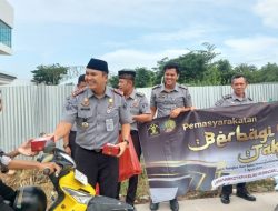 Kalapas Ade kusmanto dan Jajaran Lapas Narkotika kelas IIA Bandarlampung Berbagi Takjil Bagi Masyarakat