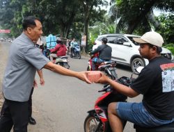 Bersama PK Ahli Utama Ditjenpas, Lapas Cibinong Bagikan ratusan Takjil Gratis Bagi Masyarakat