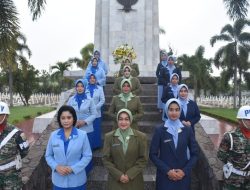 Ketua Persit Kartika Chandra Kirana Koorcab Rem 043 PD II/Swj Pimpin Ziarah ke Makam Pahlawan Peringati HUT Persit Kartika Chandra dan Dharma Pertiwi