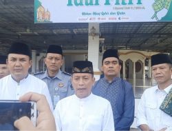 Kadivpas Kusnali dan Kalapas Narkotika Kelas IIA Bandar Lampung Bersama Petugas Serta Ratusan Warga Binaan Laksanakan Solat led Berjamaah