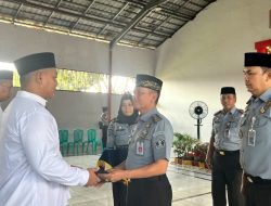 Satu Napi Langsung Bebas, Kadivpas Kemennkumham Lampung Serahkan Remisi Kepada 694 Warga Binaan Lapas Narkotika Bandar Lampung