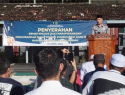 Kepala Lapas Kelas IIB Tanjungpandan Menyerahkan Remisi Khusus Kepada 133 Warga Binaan