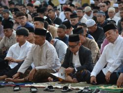 Danrem 043/Gatam Bersama Masyarakat Bandar Lampung Melaksanakan Sholat Idul Fitri 1445 H di Lapangan Saburai