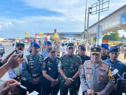 Kasrem 043/Gatam Bersama Kapolda Lampung Cek Situasi Arus Balik Idul Fitri 2024 di Pelabuhan Bakauheni