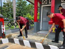 Pemasyarakatan Sehat, Pegawai Rutan Sukadana Gotong Royong Bersihkan Lingkungan Kantor