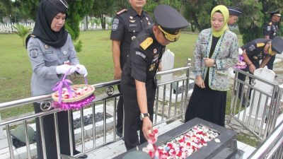 Kadivpas Kanwil Kemenkumham Lampung Ikuti Upacara Tabur Bunga di Taman Makam Pahlawan Tanjung Karang