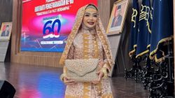 Ketua Pipas Lampung Kenakan Pakaian Hasil Karya Warga Binaan Lapas Perempuan Dalam Peragaan Busana Pada Acara Puncak HBP ke-60