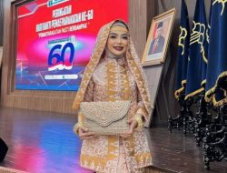 Ketua Pipas Lampung Kenakan Pakaian Hasil Karya Warga Binaan Lapas Perempuan Dalam Peragaan Busana Pada Acara Puncak HBP ke-60