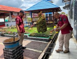 Antisipasi DBD, Petugas Rutan Sukadana Tabur Bubuk Abate