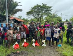 Dharma Bakti Satgas Pamtas Mobile RI-PNG Yonif 7 Marinir di Distrik Dekai Yahukimo