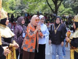 Ibu Riana Sari Arinal Tinjau Kontingen Lampung yang Mengikuti HKG PKK dan Jambore Kader PKK se-Indonesia