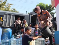 Polresta Bandar Lampung Kerahkan Water Canon Bantu Warga Yang Kesulitan Air Bersih