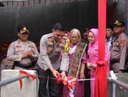 Kapolresta Bandar Lampung Serahkan Kunci Rumah Layak Huni Kepada Istri Purnawirawan Polri