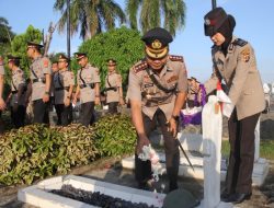 Peringati Hari Bhayangkara Ke-78, Polresta Bandar Lampung Laksanakan Ziarah ke Makam Pahlawan