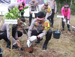 Kapolresta Bandar Lampung Bersama Jajaran Tanam Seribu Bibit Pohon Untuk Jaga Kualitas Udara