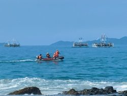 Tim SAR Gabungan Lakukan Pencarian Terhadap Pengunjung Pantai Rio The Beach Kalianda Yang Terseret Arus