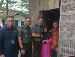 Danrem 043/Gatam Meletakkan Batu Pertama Bedah Rumah Tidak Layak Huni Saat Menggelar Kunjungan ke Kodim 0421/LS