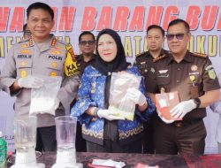 Disaksikan Kapolresta dan Walikota, Kejari Bandar Lampung Musnahkan Barang Bukti Narkotika Hingga Senjata Api Hasil Kejahatan Selama 2024