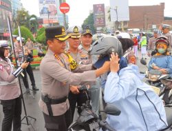 Beri Reward Bagi Pengendara Tertib Berlalu Lintas, Kapolresta Bandar Lampung Pimpin Kampanye Keselamatan