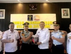 Selesaikan Kuliah Kerja Nyata, Taruna Poltekip Berikan Plakat Sebagai Ucapan Terima Kasih
