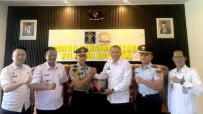 Selesaikan Kuliah Kerja Nyata, Taruna Poltekip Berikan Plakat Sebagai Ucapan Terima Kasih