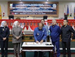 Gubernur Samsudin dan Ketua DPRD Mingrum Gumay Tandatangani Raperda Pertanggungjawaban Pelaksanaan APBD Lampung 2023