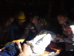 Polisi Bantu Evakuasi Karyawan Kafe Yang Meninggal Karena Tersengat Listrik di Lampung Timur