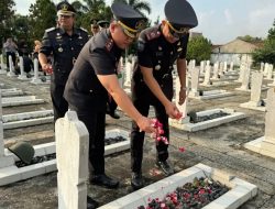 Sambut Hari Pengayoman Ke-79, Karutan Kotabumi Ikuti Upacara Tabur Bunga di TMP Tanjung Karang