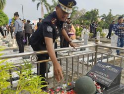 Kalapas Kelas IIA Kalianda Ikuti Ziarah dan Tabur Bunga di Makam Pahlawan Tanjung Karang