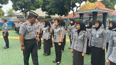 Menjaga Kedisiplinan, Kalapas Kelas I Bandar Lampung Lakukan Pemeriksaan Kelengkapan Atribut Petugas