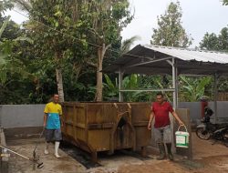Jaga Kebersihan Lingkungan Rutan Sukadana, Warga Binaan Bersihkan Area Luar Dengan Pengawasan Petugas