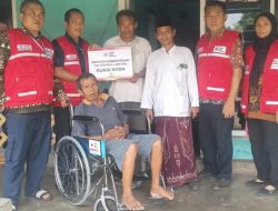 PMI Lampung Serahkan 13 Kursi Roda dalam Program SIGER Layanan Sosial