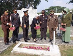 Kalapas Kelas IIA Kalianda Ikuti Upacara Tabur Bunga di Taman Makam Pahlawan