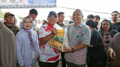 Kendalikan Inflasi, Pj. Gubernur Samsudin Tinjau Pasar Murah di Lapangan Korpri