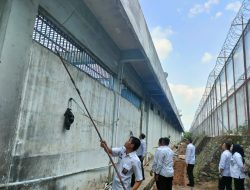 Antisipasi Gangguan Kamtib dan Mitigasi Bencana, Lapas Muara Enim Lakukan Pengecekan Tembok serta Tralis dan Ornames