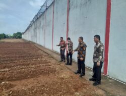 Lapas Muara Enim Kontrol Area Branggang Luar Guna Antisipasi Gangguan Kamtib dan Tinjau Lahan Pertanian