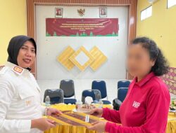 Kalapas Perempuan Pangkalpinang Serahkan Remisi Khusus Natal Kepada Warga Binaan